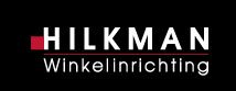 Logo van een winkelinrichtingsbedrijf met witte letters en rood vierkantje op zwarte achtergrond.