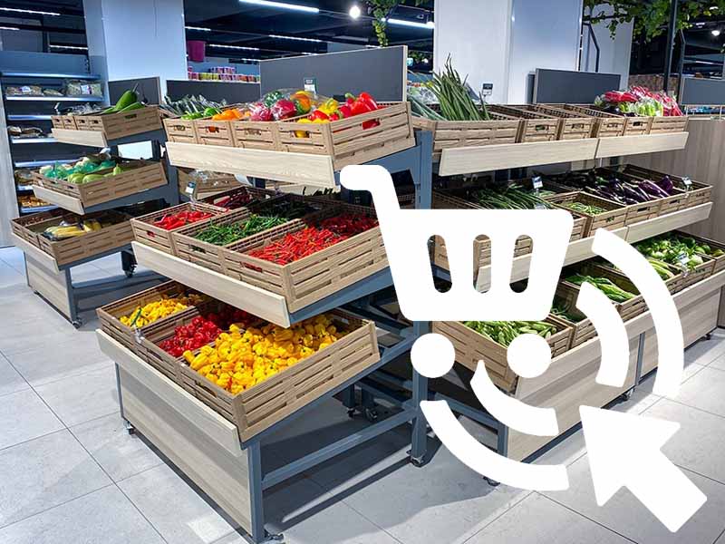 Houten display kasten met vers fruit en groenten in een moderne supermarkt winkelruimte.